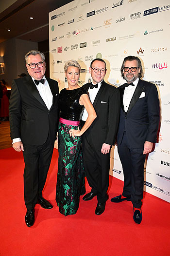 Hans Theiss und Christine Theiss im Festsaal des Paulaner Nockherberg beim Schwarz-Weiss Ball M&uuml;nchner Gschichten (&copy;Foto: Petra Sch&ouml;nberger)